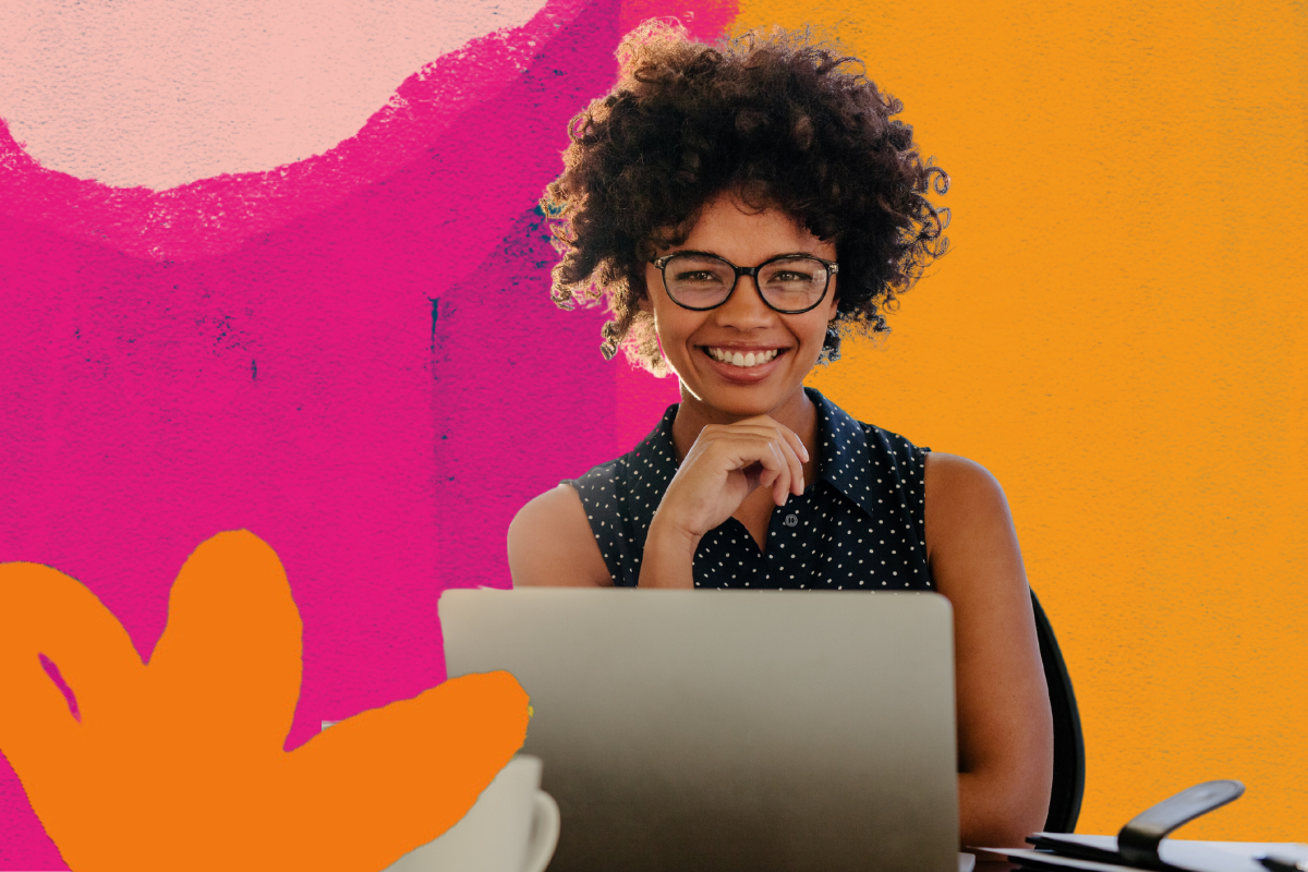 Eine Frau arbeitet lächelnd am Laptop vor einem bunt illustriertem Hintergrund.